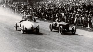 Beim Großen Preis von Europa vor 100 Jahren markierten die RH 2-l-Tropfenform-Rennwagen von Benz eine neue Ära: die der Mittelmotorrennwagen. (Bild: Mercedes-Benz)