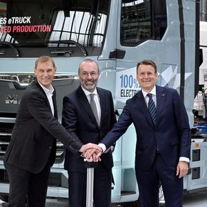 Starteten offiziell die Produktion von E-Lkw im Werk München (v.l.): MAN-Produktionsvorstand Michael Kobriger; Manfred Weber, Mitglied des Europäischen Parlaments und Vorsitzender der EVP; und MAN-CEO Alexander Vlaskamp.(Bild:  MAN)
