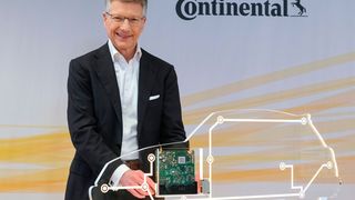 Conti-Chef Elmar Degenhart mit einem Hochleistungscomputer. (Bild: Marcus Prell/Continental)