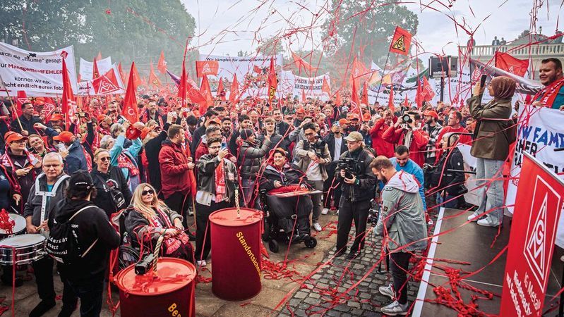 In Wolfsburg wird es ungemütlich. Die Belegschaft begehrt gegen die Sparpläne der Marke VW Pkw auf.(Bild:  Heiko Stumpe/IGM Wolfsburg)