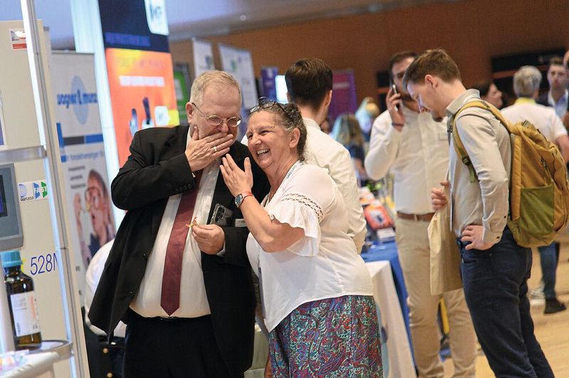 Neben all dem fachlichen Wissen kommt die gute Laue nie zu kurz. Am besten macht man sich selbst ein Bild vor Ort. Schließlich tourt die Labormesse durch ganz Deutschland und ermöglicht so besonders kurze Anfahrtszeiten. Suchen Sie sich Ihren nächstgelegenen Standort auf www.lab-supply.info aus.  (Bild: Stefan Stark)