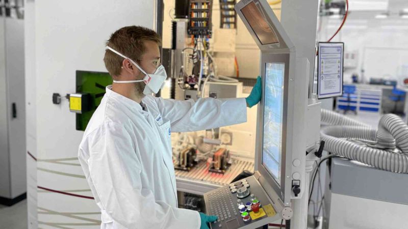 Das Projekt "Facile" entwickelt neuartige Anodenmaterialien auf Siliziumbasis für nachhaltige und leistungsstärkere Lithium-Ionen-Batterien.(ZSW)