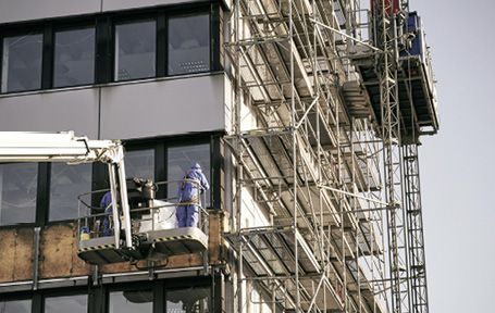 (Zurück in den Rohstoffkreislauf: Am Bestandsgebäude wurden alle Aluminiumbauteile rückgebaut und dem A|U|F-Rohstoffkreislauf zugeführt. Bild: Schüco International KG, Frank Peterschröder)