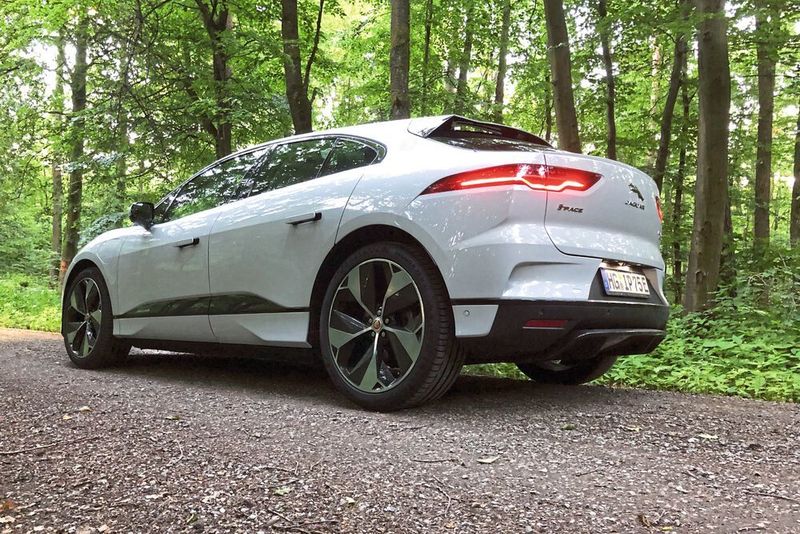 Dank des tiefen Schwerpunks und der Luftfederung fährt der I-Pace wie auf Schienen durch schnelle Kurven. (»Automobil Industrie«/Jens Scheiner)