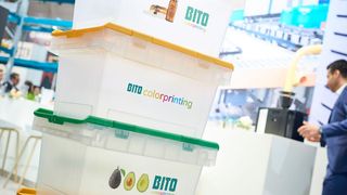 Lager- und Transportbehälter aus dem Hause Bito können jetzt fotorealistisch mit Wunschmotiven bedruckt werden – schon während ihrer Produktion. (Bild: Bito)