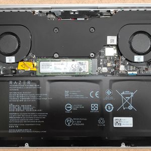 Das aufgeräumte Innenleben des Razer Book 13 mit wechselbarer M.2-SSD und verschraubtem Akku. Zwei Lüfter sorgen dafür, dass der Core i7 bei hoher Last nicht drosseln muss.(Bild:  Vogel IT-Medien)