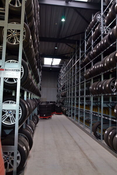 Ebenfalls neu ist das Reifenhochlager: Hier finden 2.400 Reifensätze Platz. (Mauritz / »kfz-betrieb«)