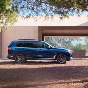 Der 5,15 Meter lange XB7 steht serienmäßig auf 21-Zoll-Rädern.(Bild:  Alpina)