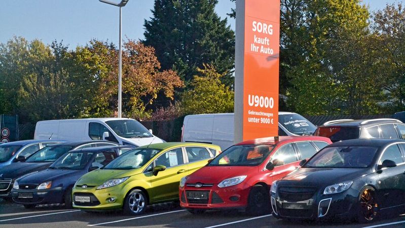 Nicht zu übersehen: Die Sorg-Gruppe bewirbt ihr Ankaufangebot unter anderem mit orangen Pylonen.(Bild:  Mauritz/»kfz-betrieb«)