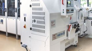 Die erfolgreich eingebundene Numturn-Drehmaschine. Im Vordergrund das eingehauste Förderband für den Abtransport der fertigen Werkstücke. (Klaus Vollrath)