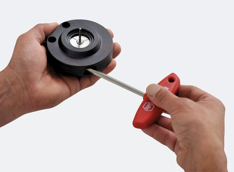 Bild 6: Die Spannvorrichtung SVP-Mini ermöglicht einen prozesssicheren Werkzeugwechsel im Handumdrehen.  (Bild: Schunk)