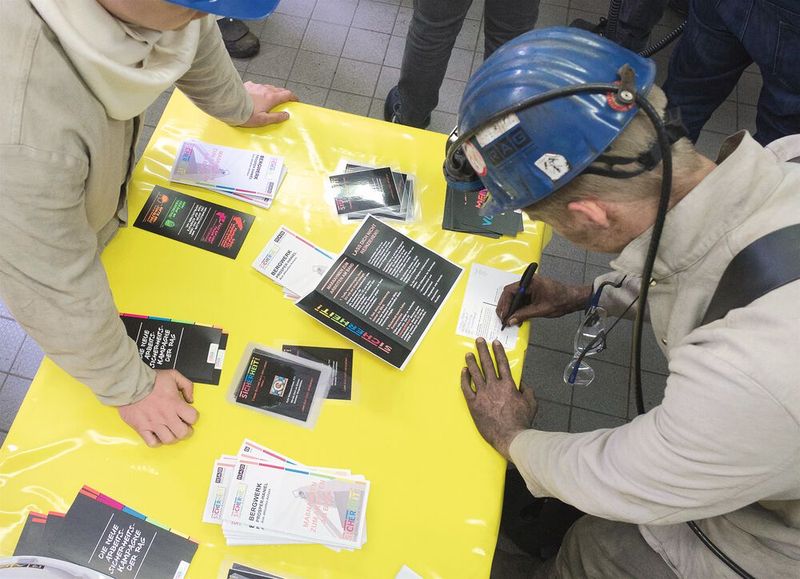 Wichtiges Element der Sicherheits-Kampagne bei RAG sind die „Vorsatz-Karten“: Jeder Mitarbeiter wird aufgefordert, sich einen Sicherheits­aspekt vorzunehmen, in dem er besser werden will.  (Bild: RAG)