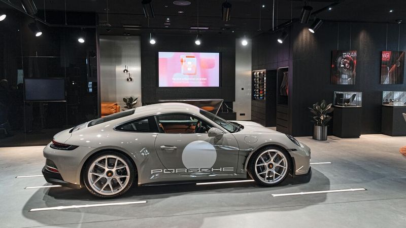 In anderen Märkten gibt es bereits Porsche-Studios – in Deutschland macht das Format in Baden-Baden jetzt den ersten Aufschlag. (Bild: Porsche AG)