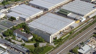 Jede Maschine bekam in der Fertigung bei Krauss Maffei Technologies eine Art durchgängige automatisierte „Gesundheitsakte“, um Transparenz in der Produktion zu schaffen – als Basis für Verbesserungen. (http://www.kraussmaffeigroup.com/de/allgemeine-informationen-als-download.html)