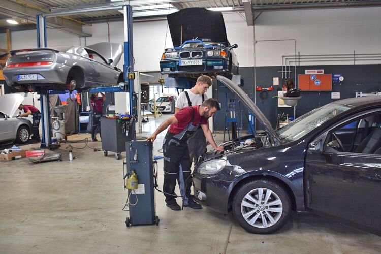 In der Kfz-Manufaktur Luli’co in Overath werden nicht nur Scheiben gecheckt, sondern auch Bremsflüssigkeit und ... (Bild: Schreiner/»kfz-betrieb«)