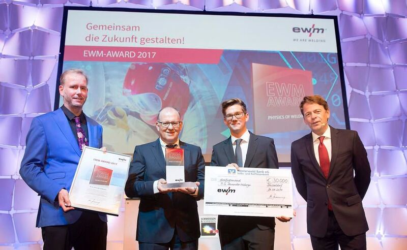 Der EWM-Award Gewinner steht fest! Alexander Atzberger durfte den mit 30.000 Euro dotierten Förderpreis entgegennehmen. Ausgezeichnet wurde die Idee, Handschweißprozesse mithilfe von Augmented Reality zu erforschen. Verleihung und Bekanntgabe fanden im Rahmen der Eröffnungsfeier der Schweissen & Schneiden 2017 in der Messe Düsseldorf statt.  (Rainer Schimm)