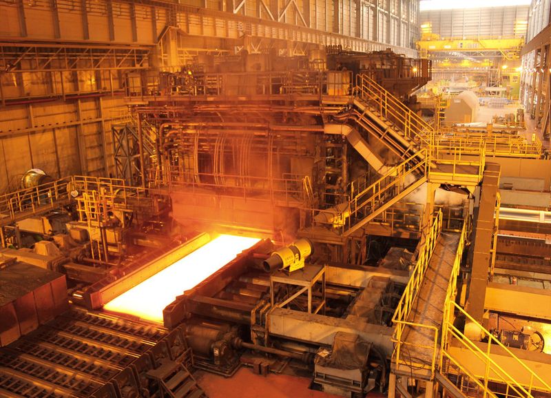 Neben dem Kraftwerksbau verezeichnete besonders der Hütten- und Walzwerkssektor sinkende Aufträge. Im Bild: Siemens Grobblechwalzwerk in Korea (Bild: VDMA)