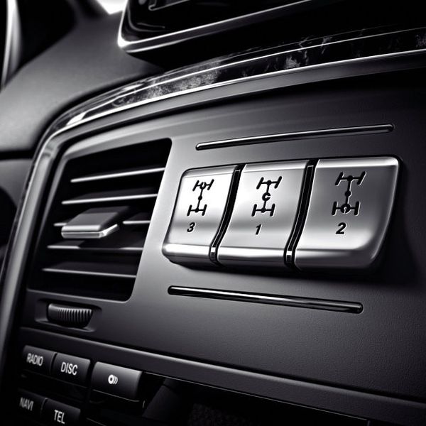 ... lassen sich drei elektrisch zuschaltbare Differentialsperren auf Knopfdruck aktivieren. (Mercedes-Benz)