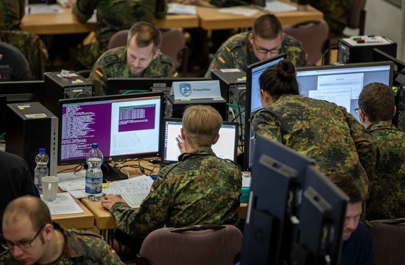 Locked Shields 2019: Das Blue-Team Deutschland operiert aus der Luftwaffenkaserne in Köln-Wahn heraus. (2019 Bundeswehr / Martina Pump)
