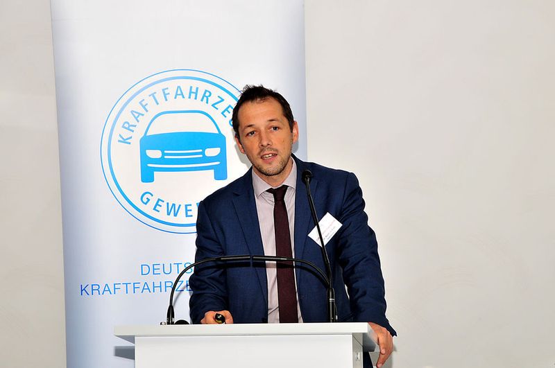 Eine wesentliche Voraussetzung für den Erfolg digitaler Lehrmittel sei unter anderem die Medienkompetenz der Lehrenden, referiert Matthias Kohl vom Forschungsinstitut Berufliche Bildung (FBB). (Schmidt/»kfz-betrieb«)