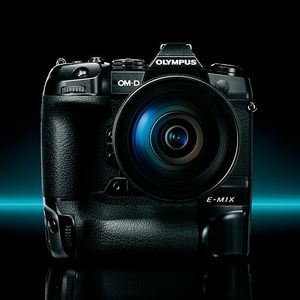 Die Kamera verfügt über einen integrierten Akkuhandgriff, der zwei Akkus fasst. Mit beiden Akkus und SD-Karten wiegt sie 997 Gramm. 