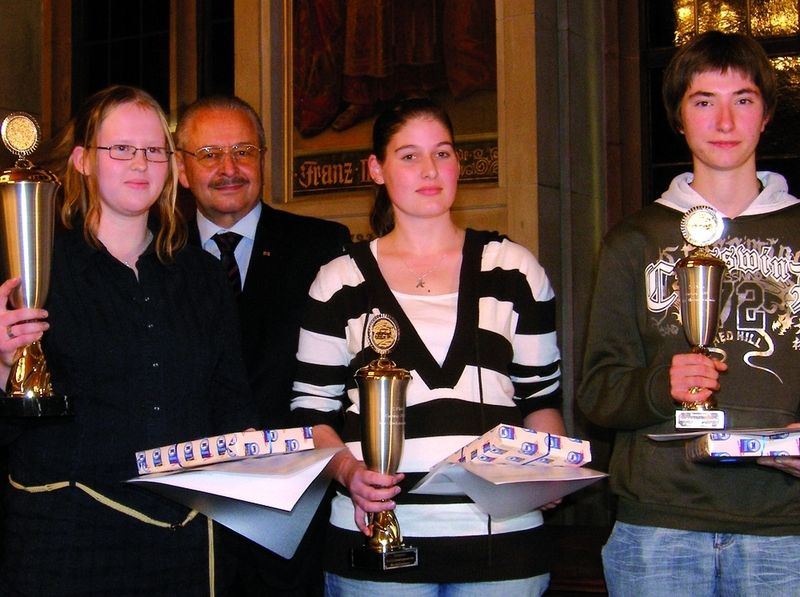 Die drei besten Mechatronikerinnen waren (v.li.): Caren Buchholz, Christiane Gowik und Theresa Streibl. (Archiv: Vogel Business Media)