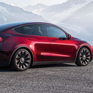 In Deutschland ist sich das SUV im Jahr 2025 gut 12.300 Mal verkauft.(Bild:  Tesla)
