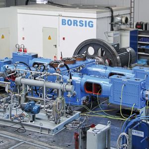 Vertreter der BZM und RWE an einem Verdichter Bx36 nach erfolgreichem Probelauf (Source:  Borsig)