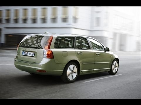 Die glattflächigen Aluminiumräder des V50 verdeutlichen, wie wichtig der Luftwiderstand für den Kraftstoffverbrauch ist. (Archiv: Vogel Business Media)