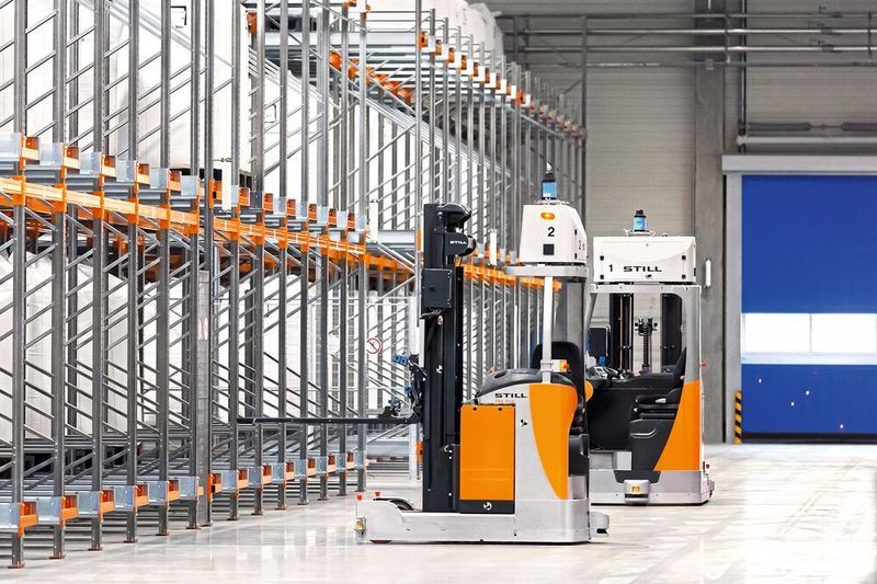 Vom enormen Kundenmehrwert überzeugt, treibt Still im neuen Jahrtausend Automatisierungslösungen und Assistenzsysteme massiv voran. Ein Beispiel dafür ist das Automatisierungsprojekt bei Kuraray Trosifol.  (Still)