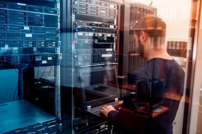 Mit CK.HybrIT bietet ComputerKomplett einen Baukasten an Services und Cloud-Lösungen an, aus dem sich Unternehmen bedienen können, um diese mit der eigenen IT-Infrastruktur zu kombinieren. Der Nutzer kann sich so auf seine Kernkompetenz konzentrieren und nach Bedarf die IT an neue Entwicklungen anpassen. CK-HybrIT ist auf Firmen unterschiedlichster Größe und Ausrichtung zugeschnitten. Das CK.HybrIT-Portfolio steht auf den drei Säulen CK.IT-Technologien, CK.Serviceleistungen und CK.Cloud. Der Bereich CK.IT-Technologien umfasst die IT-Infrastruktur wie Clients und Peripherie beim Kundensowie IT-Pakete für ERP- und PLM-Lösungen, darunter wichtige Technologiepartner wie abas, Comarch, Fujitsu, HP, PTC oder Siemens. Der Bereich Serviceleistungen betreut und hilft dem Kunden vor Ort mit Managed Services, Helpdesk, Fernwartung, Workshops und Projektmanagement. Im Rechenzentrum in Pforzheim liegt die CK.Cloud. Dort werden die Applikationen überwacht, Server bereitgestellt und betrieben.
