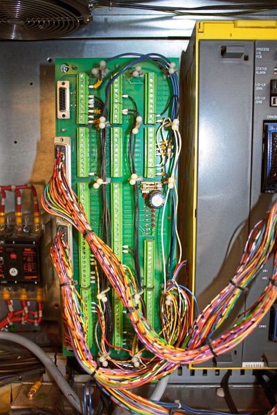 Alt und Neu verbinden: Das Retrofit betrifft vor allem die Schnittstellen zwischen Roboter und Schweissausrüstung.  (Dinse)