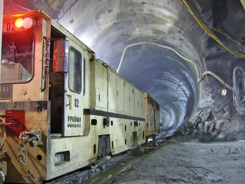 Tunnel-Lokomotive: Die größten Stückzahlen an Loks baut und verkauft Schöma nach wie vor für den Bau von Tunnels. So waren z.B. 117 Schöma-Loks beim Bau des Gotthard-Tunnels im Einsatz. Hier das Beispiel East Side Access New York. (Bilder: Schöma)