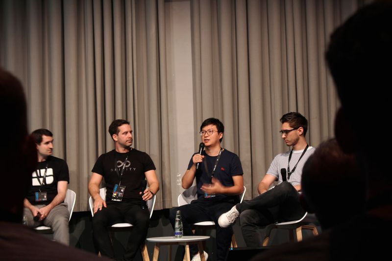 Beim Blockchain Panel diskutierten Christoph Jentzsch von Slock.it, Cédric Waldburger von DFINITY, Patrick Dai von Qtum, Dominik Schiener von IOTA und Janice Griffith von SpankChain über Kryptoprojekte. (Bild: Lisa Marie Waschbusch)