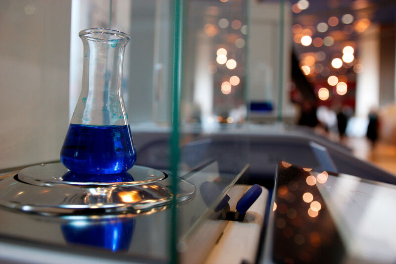 Die Laborwaagen von Precisa sind blank geputzt. Nur der dekorativ platzierte Erlenmeyerkolben hat ein paar blaue Wasserflecken.   Mehr Infos zu den kommenden LAB-SUPPLY-Messen finden Sie auf www.lab-supply.info.  (LABORPRAXIS, C. Lüttmann)