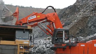 Mit seiner Felsausrüstung einschließlich umfassenden Steinschlagschutzes wird der Hitachi ZX870H-3 LD zum echten Steinbruch-Spezialisten im Kiesel-Programm. Ersatzteile der Baumaschinen lagern in Zukunft wohl auch in Stockstadt.  (Bild: Kiesel)