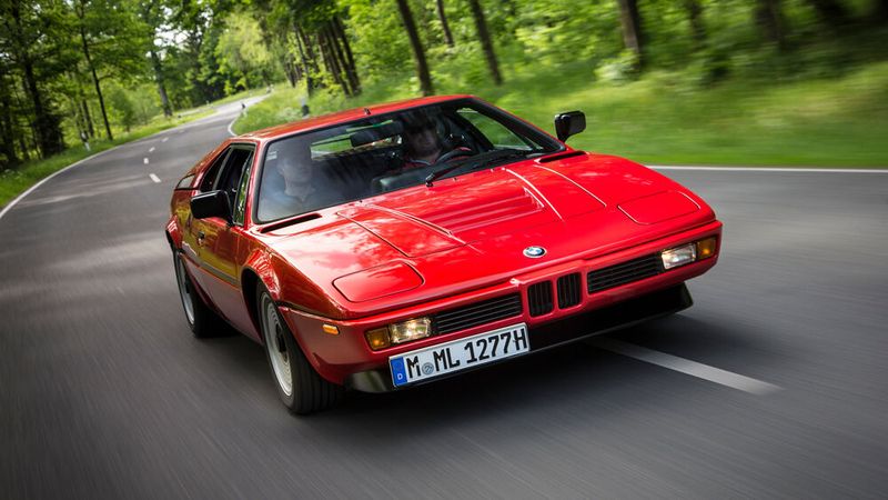 Der BMW M1 (interne Bezeichnung E26) ist ein Supersportwagen von BMW mit längs eingebautem Mittelmotor und Hinterradantrieb. Von Herbst 1978 bis Ende 1981 wurden 460 Fahrzeuge hergestellt. Für die Entwicklung und Produktion gründete BMW eigens die BMW Motorsport GmbH, das M im Modellnamen steht somit für Motorsport. 1979 kostete der Wagen 113.000 Deutsche Mark, nach heutiger Kaufkraft etwa 153.000 Euro, und war damit das teuerste deutsche Auto. (Bild: BMW)
