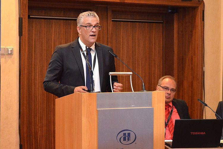 Jan Bakker erläuterte die Neuwagenwelt von Mobile.de. Über sie würden den Seat-Händlern derzeit im Schnitt 67 Neuwagenanfragen im Monat zugespielt. (Foto: Grimm)