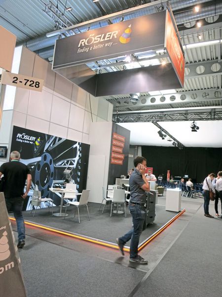 In vielen Branchen steigen die Anforderungen an die Oberflächenqualität. Die Firma Rösler zeigt deshalb ... (Bild: Schäfer / Devicemed)