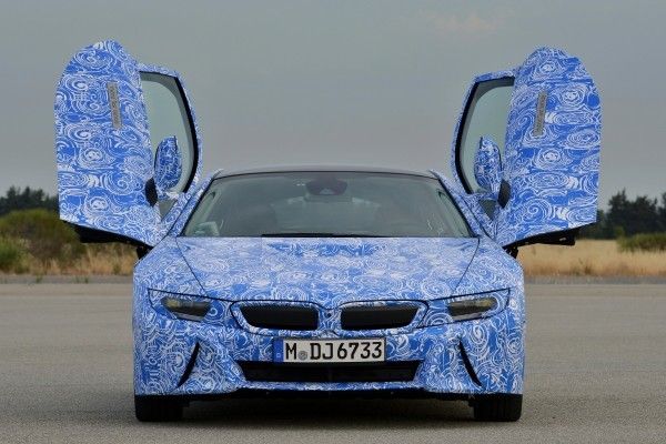 Der BMW i8 ist das weltweit erste Serienautomobil, das mit chemisch gehärtetem Glas ausgestattet ist (Bild: BMW)