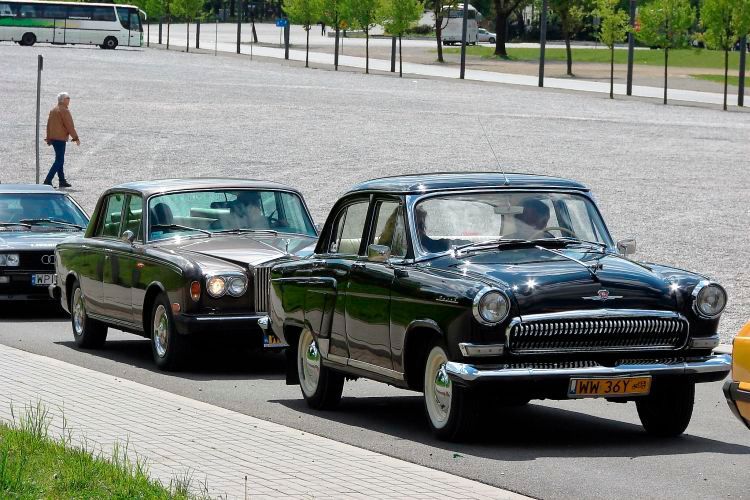 Die Oldtimer Show in der polnischen Hauptstadt begann mit Vorstellung von Fahrzeugen auf den Straßen der Stadt. Im Bild ein alter sowjetischer Wolga. (Bild: Jozef Trzionka)