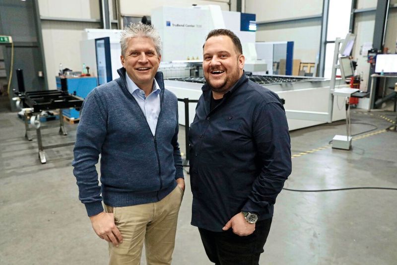 Haben die passenden Softwaremodule aus dem Gesamtsystem Tru Tops Fab individuell ausgewählt: Andreas Riguzzi (r.), Inhaber des gleichnamigen Metallbauers, und Patrick Kühne, Kundenbetreuer bei Trumpf Schweiz AG. (Trumpf)