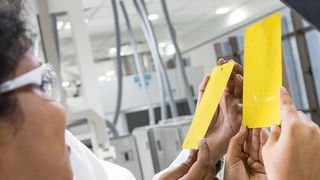 Harze werden für die Lackproduktion benötigt. Die Lacke müssen ausgiebig analysiert werden, bevor sie zum Einsatz kommen: Die hier aus dem Klimaprüfstand entnommenen Testproben werden im Hinblick auf die Langzeit-Haltbarkeit der Lackbeschichtung getestet. Im Klimaprüfstand sind die Lacktafeln kontrollierter Feuchtigkeit ausgesetzt. (Bild: BASF / Detlef W. Schmalow)