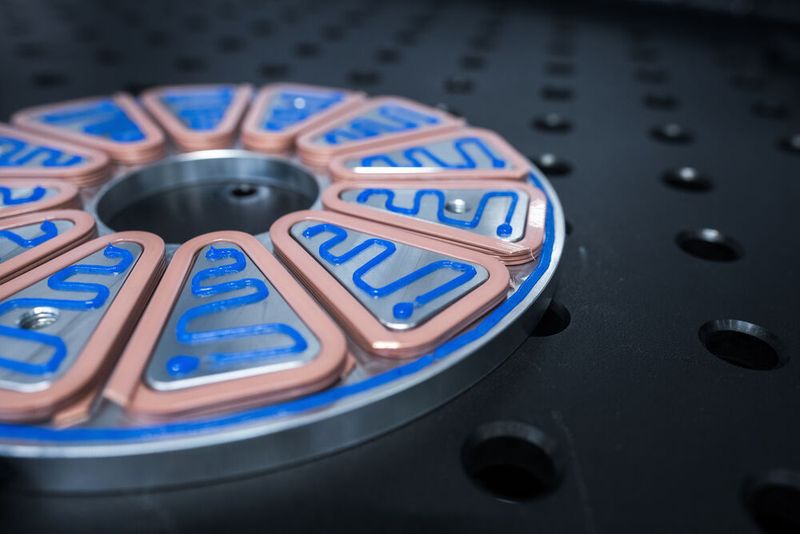 Der von der Nados Robot Cell applizierte Klebstoff ist hier in Form von blauen Raupen zu sehen, die prozesssicher und exakt dosiert entstanden sind. (Bild: Nagel Technologies)