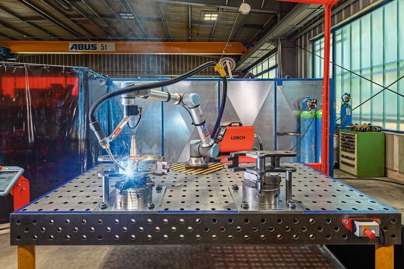 Der große Arbeitsradius des UR10e Cobots aus der Lorch Cobot Welding World und die Programmierfunktion Smart Copy bieten ideale Voraussetzungen für eine zügige Fertigungsfolge. (Bild: Lorch)