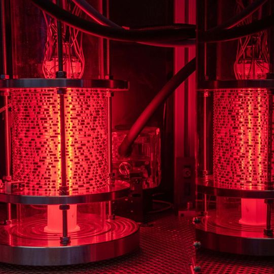 Photoreaktor zur Umsetzung von gasförmigen mit flüssigen Substanzen – zum Beispiel Stickstoff mit Wasser. Photoreaktor zur Umsetzung von gasförmigen mit flüssigen Substanzen – zum Beispiel Stickstoff mit Wasser.