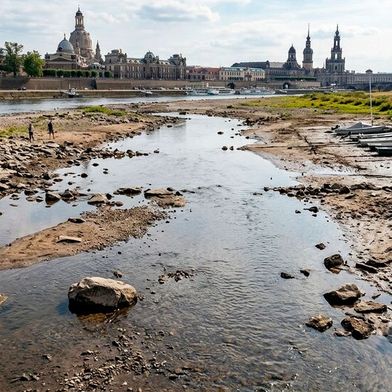 Auch wenn für nächste Woche großflächigere Regengebiete erwartet werden, bleibt das Niedrigwasser in den Flüssen zunächst ein Problem für Transporte per Binnenschiff. Deshalb dürfen Lkw befristet auch sonntags fahren. Doch die Regeln sind nicht einheitlich ... (Bild: KI-generiert)