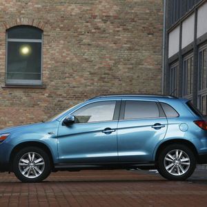 Die gefällige Seitenansicht des Mitsubishi ASX unterscheidet sich wenig von anderen kompakten Crossover-Autos.