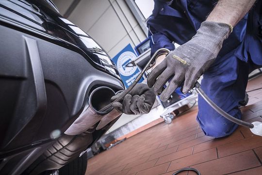 Die Zahl der Fahrzeuge mit abgasrelevanten Defekten wird in den kommenden Jahren stark ansteigen.(Bild:  Promotor/Volz)
