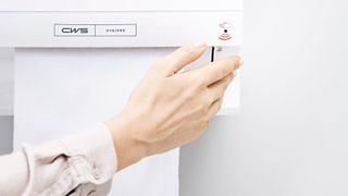 Mit Einmal-Stoffhandtüchern aus dem Spender lassen sich die Hände auch in Coronazeiten hygienisch sauber abtrocknen. (CWS-boco)